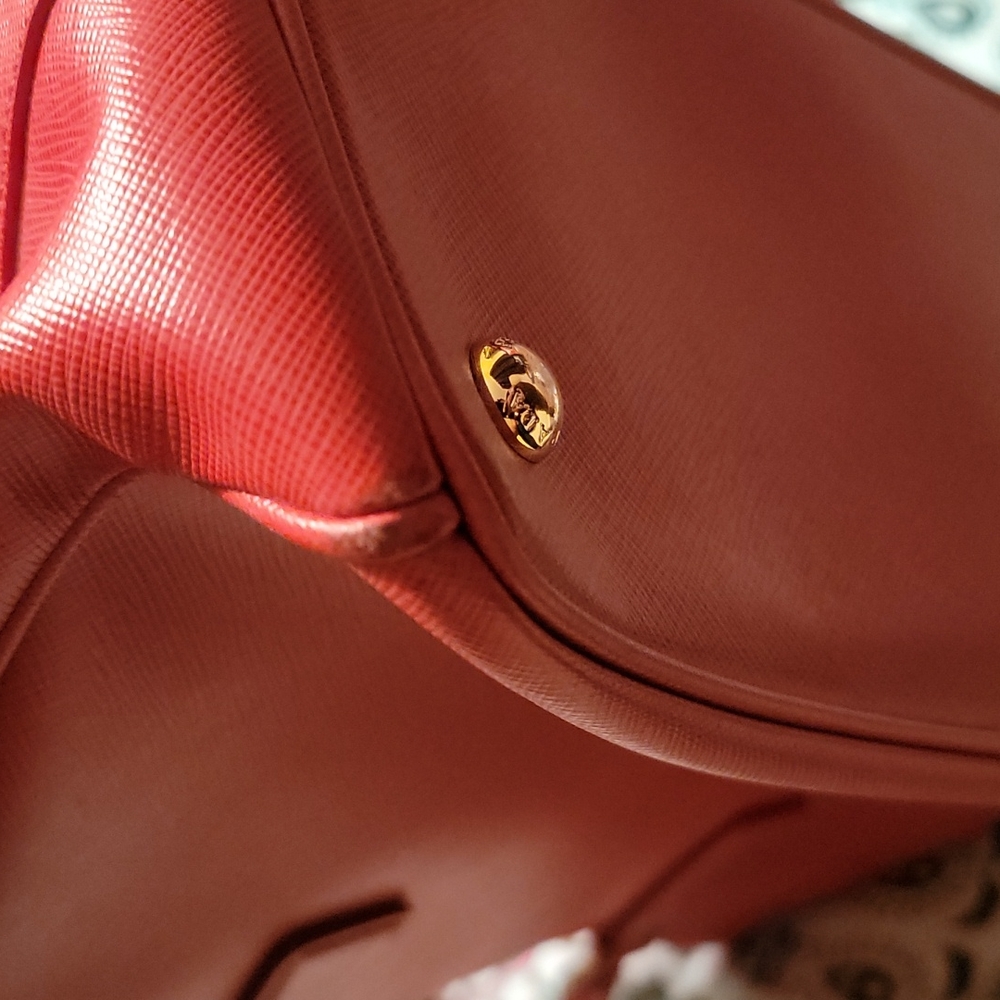 Prada - Picture 5 of 17